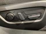 運転席にはパワーシートを装備!シート位置を記憶するメモリー機能付きなのでご夫婦で2名分セットすると便利です♪
