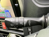 表示がレバー上にまとめられており、運転席から各種操作の目印を確認しやすい仕様です。雨天時にも手元で扱いやすく、天候や視界の変化に応じた操作をスムーズに行えます。