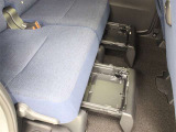 後部座席のシートアンダートレイです。
