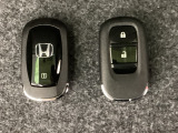 スマートキーを装備しています。鍵を差し込むことなくドアロックの開け閉めと、スタートボタン操作でのエンジンスタートができます。スペアキーも同じものを用意しております。