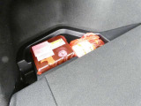 スペアタイヤレス車です。応急セットを搭載しております。