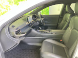 前席は身体を預けやすい形状で、足元にもゆとりが感じられます。運転席まわりを見渡しやすく、助手席に座る方も落ち着いた雰囲気の中で過ごせる室内です。
