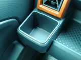 助手席側のドリンクホルダーも安定感のある埋め込み式となっています。
