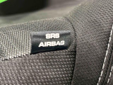 車両側方からの衝撃を緩和するSRSサイドエアバッグ(運転席/助手席)に加えて,SRSカーテンシールドエアバックも標準装備