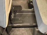 お荷物の収納に便利な「置きラクボックス」フロアに直接置きたくない荷物を置いたり、見られたくない物をしまっておく事が出来ます♪