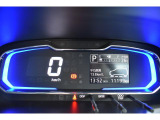 アクセル開度に応じてベゼルカラーが変化をすることでエコドライブの意識を高めるデジタルメーター搭載車
