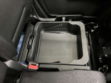 【シートアンダーボックス】助手席下には持ち運び可能な収納ボックスが装備されています。車検証ケースや靴などが収納できます。