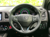 ステアリング周辺に複数のスイッチが集まり、運転姿勢を保ちながら各種機能にアクセスしやすい配置です。メーターや画面と合わせて確認しやすく、日常の運転を快適に支えます。