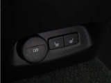 北欧スウェーデンならではのアイテム。運転席・助手席に加え後部座席にも搭載されたシートヒーターが冬場の始動時には大活躍。車両自体が暖まるよりもいち早く最適な温度に到達し、快適な環境を整えてくれます。