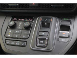 電子制御パーキングブレーキ。ブレーキホールドをONにすれば、ブレーキペダルから足を離しても、停車状態が続きます。アクセルを踏めばブレーキが自動で解除され、発進が可能。信号待ちの間などに便利な機能です。