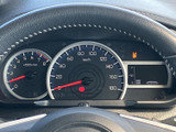 速度計や回転計、燃料残量などの情報が運転席正面にまとまり、走行中も視線移動を抑えて確認しやすい配置です。必要な表示をひと目で把握しやすく、日々の運転を支えます。