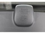 スマートリヤビューカメラ リヤゲートガラスの内側に取付けられたカメラの映像をルームミラーに表示。荷物などで後方視界が遮られてしまう場合でも安全な後方確認をサポート。