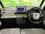 運転席まわりは前方の視界が広く、メーターや画面を確認しやすい配置です。明るい色調の内装とゆとりを感じる座席で、毎日の移動も過ごしやすい空間です。