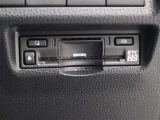 高速道路上に設置されたITSスポットと双方向通信を行うETC2.0ユニットは、ETC機能に加え、安全運転をサポートする交通情報を提供します。