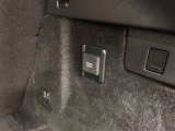 アクセサリーコンセント(AC100V・1500W)です。ラゲージルーム右側に設置されています。非常時給電システムも搭載しています。機能の詳細につきましては、展示店舗までお尋ねください。