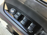 運転席ドアにドアミラーのスイッチとウインドウスイッチを集めています。