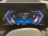 ライブコックピット :ナビゲーションに組み込まれたシステムでディスプレイと液晶メーターパネルにさまざまな情報をわかりやすく表示します。機能をドライバーの好みに合わせてカスタマイズすることもできます。