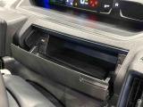 小物が収納できる運転席側インパネアッパーボックス。 ボックス内にはUSBソケットが一口。