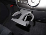 運転席のカップホルダーは収納可能で便利です。