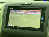 車内のモニターでテレビ番組を視聴できる装備です。停車中の休憩時間や待ち合わせの合間など、車内で過ごすひとときに映像を楽しめるのがうれしいポイントです。