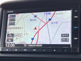 地図上に現在地や道路が表示され、周辺の位置関係を確認しながら目的地までのルートを把握できます。画面内の案内表示も見やすく、初めての場所へのお出かけにも役立つ装備です。