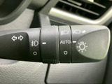 操作しやすいウインカーレバーで、安全な車内空間を演出します。シンプルでわかりやすいデザインで、快適な操作性を実現しています。