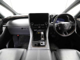 上質で落ち着いた印象のインパネ。視界も広々で運転しやすいです。