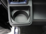 カップホルダーは運転席や助手席からちょうど手の届く位置です!!