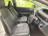 運転席と助手席は身体を預けやすい形状で、落ち着いて過ごせる空間です。前方や左右の窓から外の様子を確認しやすく、運転する方も同乗者もくつろげます。