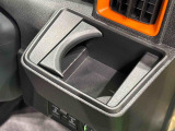 運転席側掘り込み式カップホルダー