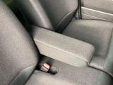 アームレスト。これがないと運転が落ち着かないという方もいらっしゃるのではないでしょうか?肘置きがあるだけでも比較的楽な姿勢で運転することが出来ますし腕の疲れを軽減できます。