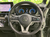 ステアリング上に複数のスイッチを備え、手元で車両の各種機能にアクセスできます。メーターやナビを見ながら扱いやすく、日々の運転を便利に支えます。