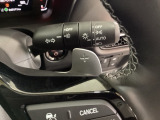 ステアリングホイール・後ろの減速セレクターは、左右に取り付けられた2つのパドルスイッチで減速の強さを調整。左側の「-」を操作すると減速を強く、右側の「+」を操作すると減速を弱くすることができます。