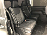 【後部座席】も当然、綺麗・清潔に仕上げております。内装の綺麗なお車は気持ちが良いですし、コンディションのいい車が多いです。これもオススメの1台です。