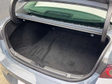 大容量で奥行きのあるトランクルーム。開口部が広く荷物の出し入れもしやすい設計で、スーツケースやゴルフバッグもスマートに積み込めます。
