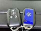スマートキーをポケットやバッグに携帯していれば、キーを取り出すことなくドアハンドルを握り解錠、ドアハンドルのセンサーに触れるだけで施錠できます。
