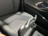 助手席の荷物の滑落を防ぐアシストシート。