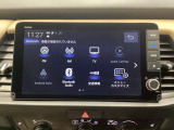 HondaCONNECT対応の便利なナビディスプレー。お持ちのスマートフォンと連携して、ナビやBluetoothでの音楽再生が可能です。デザインはもちろん、操作性も良好です。