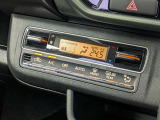 ナノイーX搭載のフルオートエアコン。車内の温度を快適に保つだけでなく、空気中の脱臭や菌の抑制にも効果を発揮しクリーンな室内環境を維持します。