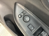 狭い駐車場で便利な電動格納ドアミラーが付いています。