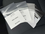 メンテナンスノート、取扱説明書です。 その車の整備記録が事細やかに記録されています。 車が生まれてから今までどのような道を歩んできたのか判るとても重要な物ですよ。