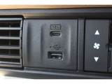 充電用USB(C)とナビ接続用USB(A)がございます。
