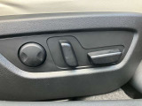 【メモリー機能付きパワーシート】 細かい角度調節が可能な、電動シートです。シートポジションの記憶機能つきで便利。