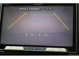 シフトレバーをリバースにすると連動してバックカメラ映像に切り替わります。