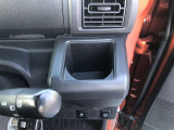 運転席・助手席用と2つのカップホルダーを装備しています。