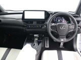 視認性の高さと美しさを兼ね備えたモーショングラフィックスによる先進のインターフェース。「F SPORT」専用アナログクロック(GPS時刻補正機能付)や専用アルミ製スポーツペダルなどが採用されています。