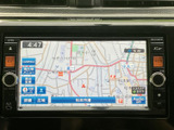 地図画面で周辺道路や施設の位置を確認でき、現在地を把握しながら目的地設定に活用できます。表示切替も備わり、日常のお出かけを便利に支えます。