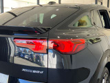 BMWのテールランプはプレスラインへと続く形状のため、統一感のある綺麗なラインを演出しております。