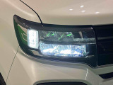 対象物が見やすく白く明るい光で夜間走行をサポートするフルLEDヘッドランプ(クリアランスランプ、マニュアルレベリング機能付き)を装備