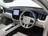 インストルメントパネルは僅かに運転席側へと傾けられているほか、余計なスイッチ類を可能な限り排し、運転に集中しやすい環境を造り出しています。